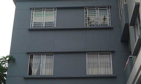 Cuống cuồng đi hàn cửa sau vụ bé gái rơi từ tầng 15 - 1 Cuống cuồng đi hàn cửa sau vụ bé gái rơi từ tầng 15