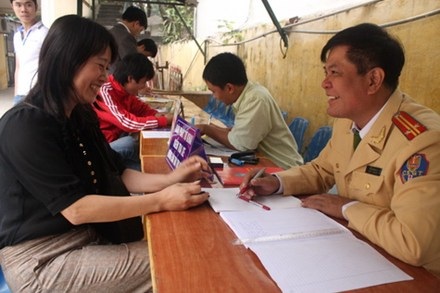 Sang tên xe máy, ôtô cần những giấy tờ gì? - 1 Hướng dẫn người dân các thủ tục đăngkis, sang tên xe máy, ô tô.