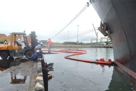 Vỡ đường ống, gần 1.000 lít dầu tràn ra vùng biển Dung Quất - 1 Sự cố tràn dầu trên xảy ra khi tàu Racer Express (quốc tịch