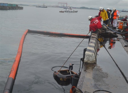 Vỡ đường ống, gần 1.000 lít dầu tràn ra vùng biển Dung Quất - 2 Khắc phục sự cố dầu tràn