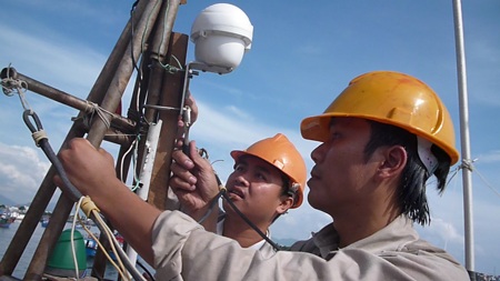 Các kĩ thuật viên đang tiến hành lắp đặt thiết bị quan sát kết nối vệ tinh cho các tàu cá.