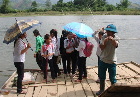Hơn 2.000 người “đu dây” qua sông - 1 Những học sinh treo tính mạng trên một sợi dây, qua sông học chữ