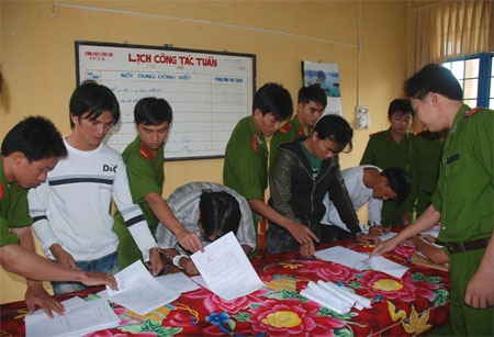 Các thanh niên làng biển bị bắt sau vụ gây rối ngày 13/10.