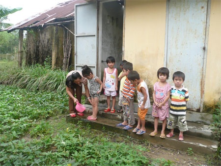 25 trẻ mầm non ăn ngủ cùng mùi thuốc trừ sâu - 2 Mỗi ngày, cô trò trường mầm non Đông Giang 2 vẫn sinh hoạt ngay cạnh kho thuốc trừ sâu