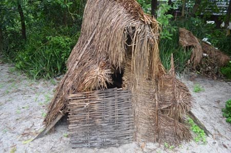 Kỳ lạ người đàn ông cả đời ở trần - 1 Một trong 3 căn lều của ông Lê Để.