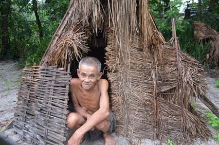 Kỳ lạ người đàn ông cả đời ở trần - 2 Dị nhân ngồi bên cửa lều ngủ.