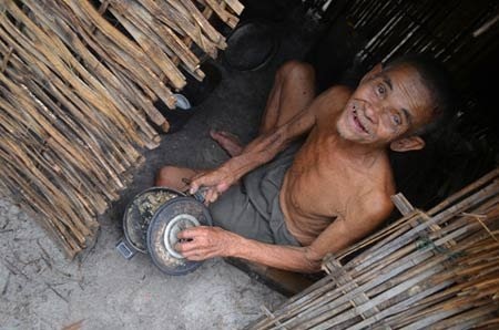 Kỳ lạ người đàn ông cả đời ở trần - 7 Chuẩn bị bữa cơm chiều trong căn lều lớn.