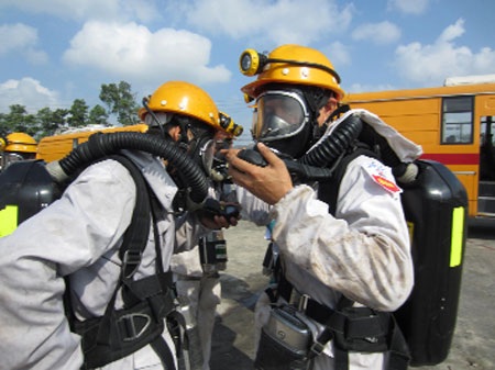 “Lính cứu hộ” mỏ - 2 Kiểm tra thiết bị cá nhân trước giờ xuất phát - Ảnh: N.M.P