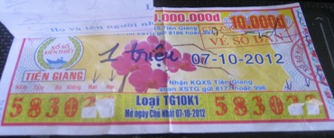 Chiêu lừa vé số trúng thưởng - 2 Vé số do bà Xinh đổi được Công ty Xổ số kiến thiết Tiền Giang xác nhận là... dán - Ảnh: Hà Mi