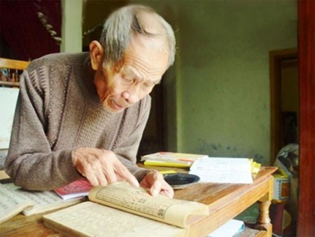 “Ngôn ngữ lạ” của một ngôi làng - 1 Cụ Tranh là một trong những người am tường về chữ Hán và ngôn ngữ riêng của làng Phú Hải