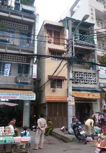 Hiện trường vụ việc, nơi anh Thái chèo lên trụ điện sửa chữa