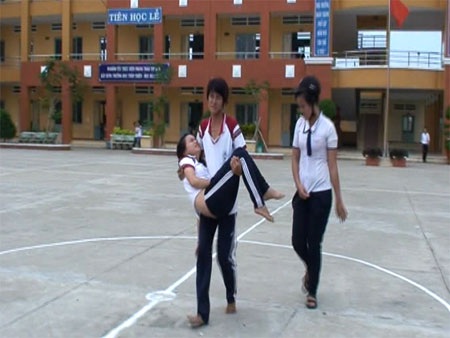 Học sinh trường THPT An Nghĩa tiếp tục ngất xỉu - 1 Học sinh ngất xỉu được bạn đưa tới phòng y tế