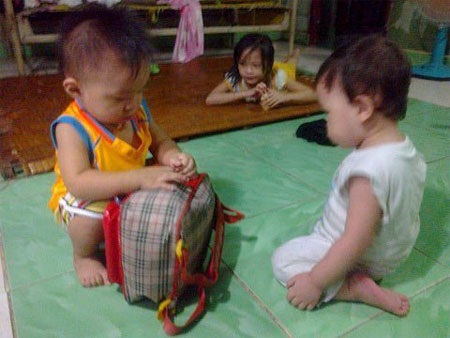 Dù đã tối nhưng cha mẹ vẫn chưa thể đón con vì bận tăng ca