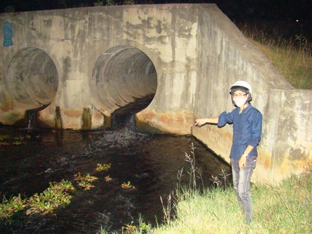 Họng cống xả thải suốt ngày đêm