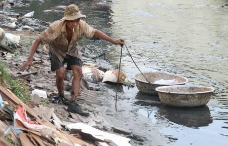 Kiếm đồng tiền sạch từ nơi bẩn nhất Sài thành - 1 Mò phế liệu từ 2 bên bờ...