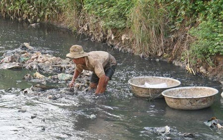 Kiếm đồng tiền sạch từ nơi bẩn nhất Sài thành - 3 Sục tay vào đống sình rác bẩn.
