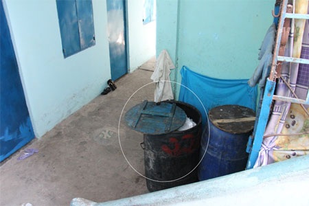 Bé trai sơ sinh bị vứt trong thùng rác - 2 Thùng rác của khu nhà trọ, nơi phát hiện cháu bé