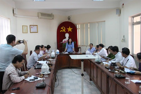 Giao bé sơ sinh bị vứt trong thùng rác cho mẹ ruột - 1 Quang cảnh cuộc họp bàn về số phận cháu bé bị vứt trong thùng rác