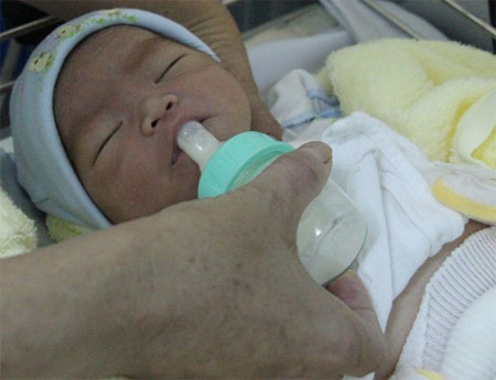Giao bé sơ sinh bị vứt trong thùng rác cho mẹ ruột - 2 Cháu bé rất khỏe mạnh, bụ bẫm.