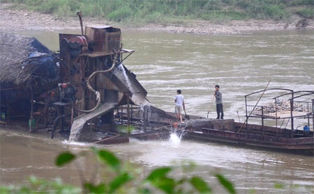 “Moi ruột” sông Hồng - 2 Tàu cuốc đang hoạt động ở địa phận thôn Nam Hải, xã Sơn Hải (Bảo Thắng).