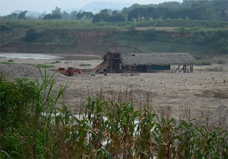 Người dân xã Cam Cọn (Bảo Yên) rất lo lắng trước tình trạng tàu cuốc “nuốt” bãi mầu ven sông