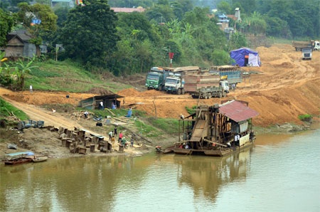 “Moi ruột” sông Hồng - 5 Người dân xã Cam Cọn (Bảo Yên) rất lo lắng trước tình trạng tàu cuốc “nuốt” bãi mầu ven sông
