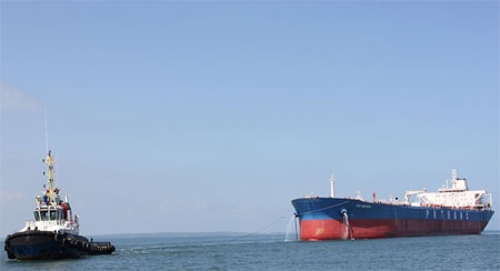 Lai dắt tàu khủng về xưởng đóng tàu