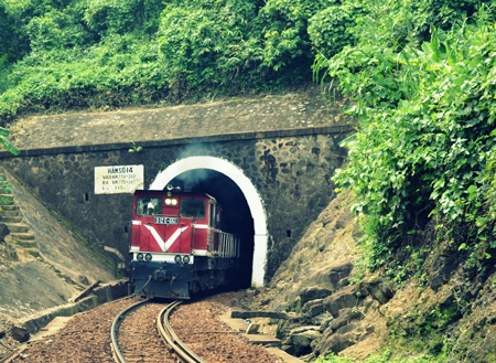 Tàu qua hầm số 14, là hầm đường sắt dài thứ 2 Việt Nam (945m).
