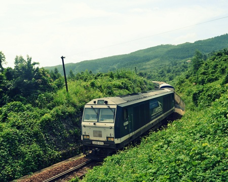 Xa xa là làng phong Hòa Vân, nay sắp thành khu du lịch.