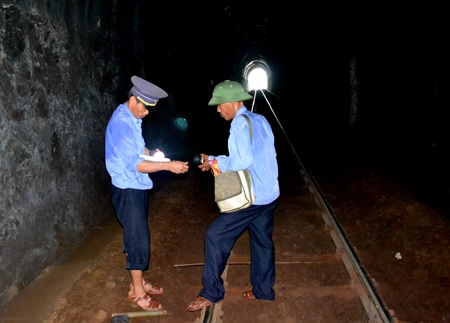 Tàu SE qua hầm số 13. Đây là hầm phân chia ranh giới địa lý giữa Đà Nẵng và Thừa Thiên Huế.