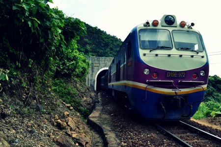 Tàu SE qua hầm số 13. Đây là hầm phân chia ranh giới địa lý giữa Đà Nẵng và Thừa Thiên Huế.