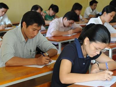 Thi tuyển công chức “căng” hơn... thi đại học - 1 Một kỳ thi tuyển công chức ở Quảng Ngãi