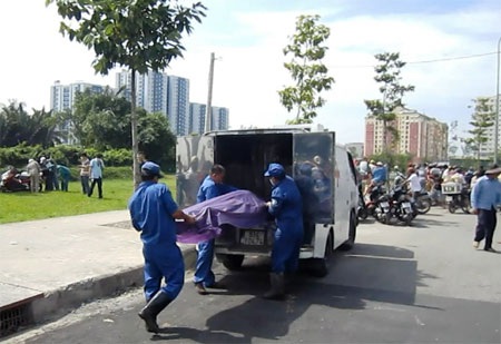Chuyển thi thể nạn nhân đi điều tra (Ảnh: Thảo Trần)