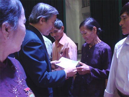 Hàng trăm chiến sĩ cách mạng cùng ôn lại những năm tháng khổ sai ở nhà tù với bốn bề là đại dương