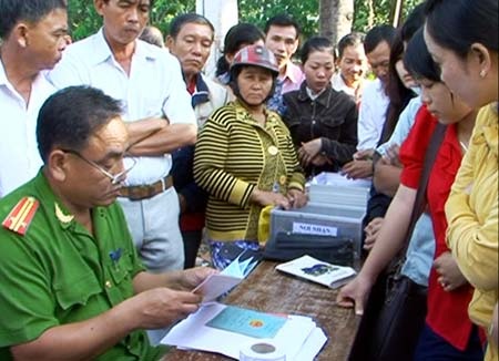 Đổ xô đi làm chứng minh nhân dân ngày “tam trùng” 12/12/2012