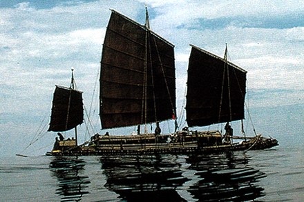 Bè mảng Sầm Sơn vượt Thái Bình Dương - 1 Chiếc bè Sầm Sơn đang trên đường đi ngang Thái Bình Dương