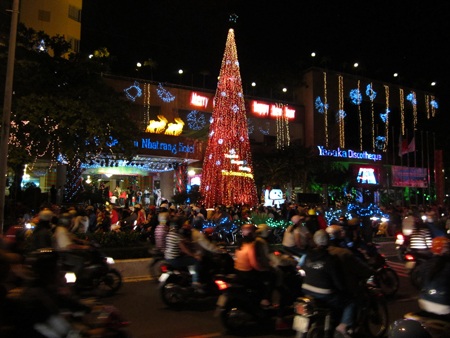 Xuýt xoa cầu Chúa an lành trong đêm Noel giá rét - 22 Khách sạn Yasaka Nha Trang đông nghẹt người đến chụp ảnh (Ảnh: Trịnh Anh)