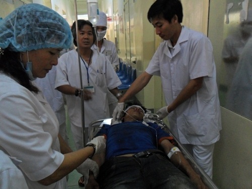 Nhiều hành khách bị thương rất nặng, được cấp cứu tại Bệnh viện Đa khoa huyện Ninh Sơn