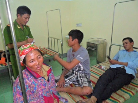 Xe khách lao xuống vực, 14 người bị thương - 2 Công an huyện Ninh Sơn - Ninh Thuận lấy lời khai những hành khách bị thương nhẹ