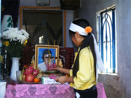 Nữ sinh tự vẫn trong nhà tắm vì bị cha dượng hành hạ - 1 Vì phẫn uất chuyện gia đình, nữ sinh lớp 9 đã hành động dại dột