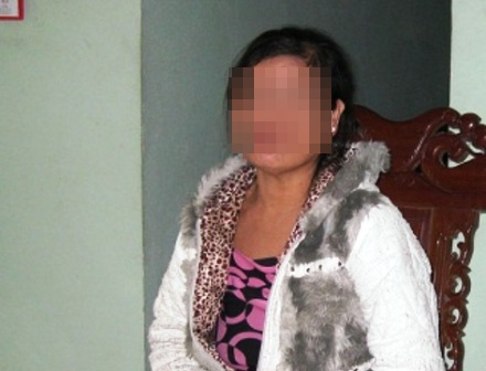 Bà L.T.H - mẹ đẻ anh D. - quan niệm phải cắn đứt ngón tay của con mình khi mới sinh để trừ tà ma.