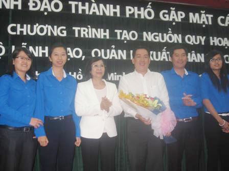 Hơn 70 công nhân được bố trí làm cán bộ lãnh đạo, quản lý - 1 Bà Nguyễn Thị Thu Hà, Phó Bí thư Thành ủy tặng hoa cho Ban chủ nhiệm lâm thời CLB.