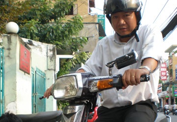 Phó chủ tịch phường ra đường bắt cướp - 1 Anh Thụy bên chiếc xe “độ” để tuần tra, bắt tội phạm.