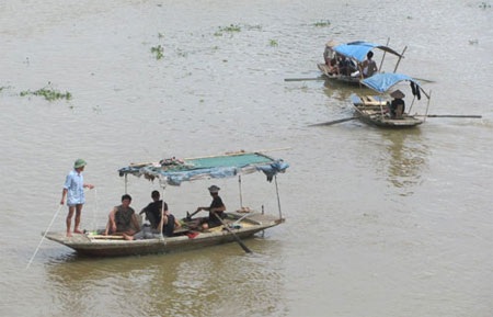 Nỗi oan ở một cây cầu - 3 Những người dân vạn chài sống dưới chân cầu Bãi Cháy nơm nớp lo sợ về lời nguyền độc địa