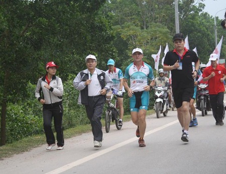 Cựu nghị sĩ Úc chạy bộ qua hơn 30 tỉnh, thành Việt Nam