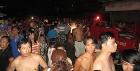 Náo loạn vì cháy sát chợ Xóm Củi - 3 Cả khu phố náo loạn vì đám cháy