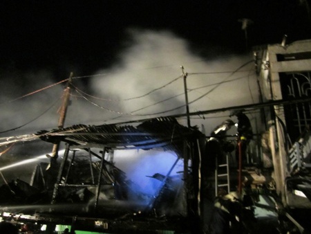 Náo loạn vì cháy sát chợ Xóm Củi - 1 Đám cháy sát chợ khiến người dân lo lắng