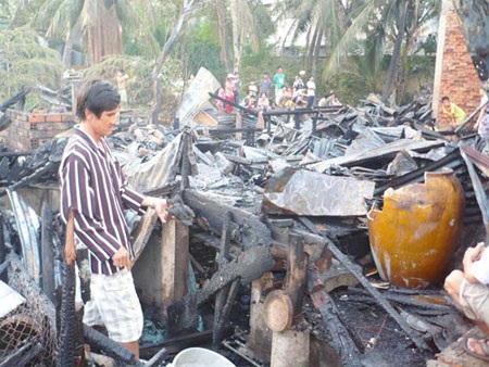 Nhặt nhạnh tài sản sau vụ cháy