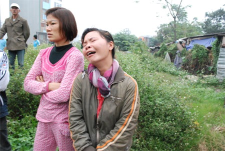 “Cháy hết rồi, cháu có được đến trường nữa không?” - 5 Ngày Tết đang đến gần nhưng ở một góc giữa Thủ đô sầm uất, những người nghèo đang khóc vì tai ương.