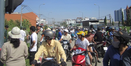 Giao thông ùn tắc tại nơi phát hiện xác chết